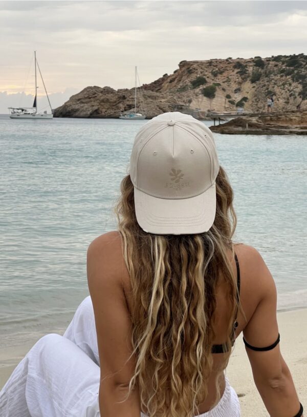 NOIR ESSENCEGorra"Ripped Cap"color beige