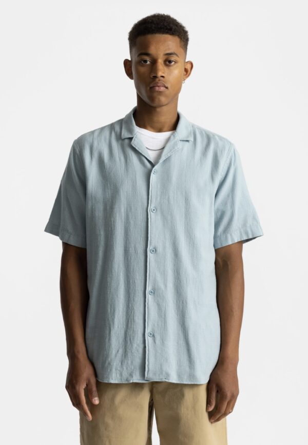 REVOLUTION Camisa "Short-sleeved Cuban Shirt" color celeste