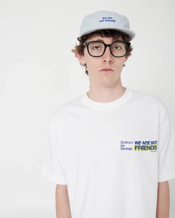 WE ARE NOT FRIENDSCamiseta"Embrace Friends Boxy T-Shirt"color blanco
