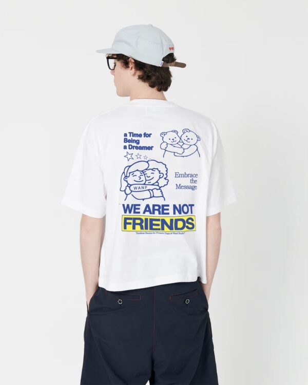 WE ARE NOT FRIENDSCamiseta"Embrace Friends Boxy T-Shirt"color blanco
