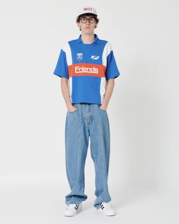 WE ARE NOT FRIENDSCamiseta"Fair Play Boxy T-Shirt"color azul