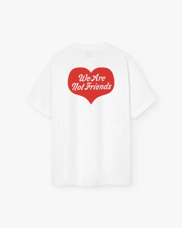 WE ARE NOT FRIENDSCamiseta"Heart House T-Shirt"color blanco