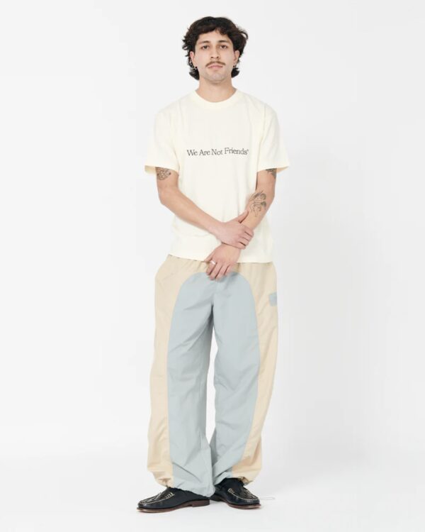 WE ARE NOT FRIENDSCamiseta"WANF Studio T-Shirt"color crudo