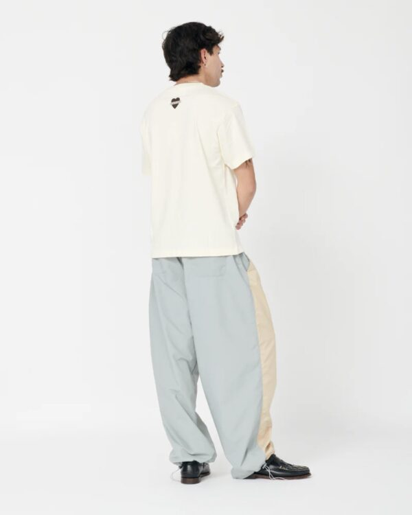 WE ARE NOT FRIENDSCamiseta"WANF Studio T-Shirt"color crudo