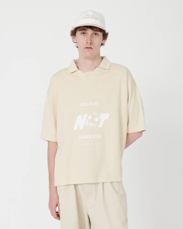 WE ARE NOT FRIENDSCamiseta"World Play Boxy T-Shirt"color beige