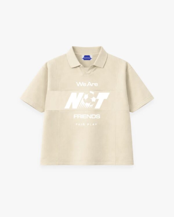 WE ARE NOT FRIENDSCamiseta"World Play Boxy T-Shirt"color beige