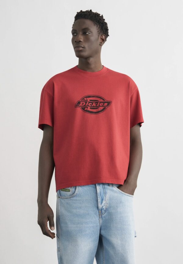 DIKIESCamiseta"PLAINVILLE SS TEE GARNET"color burdeos