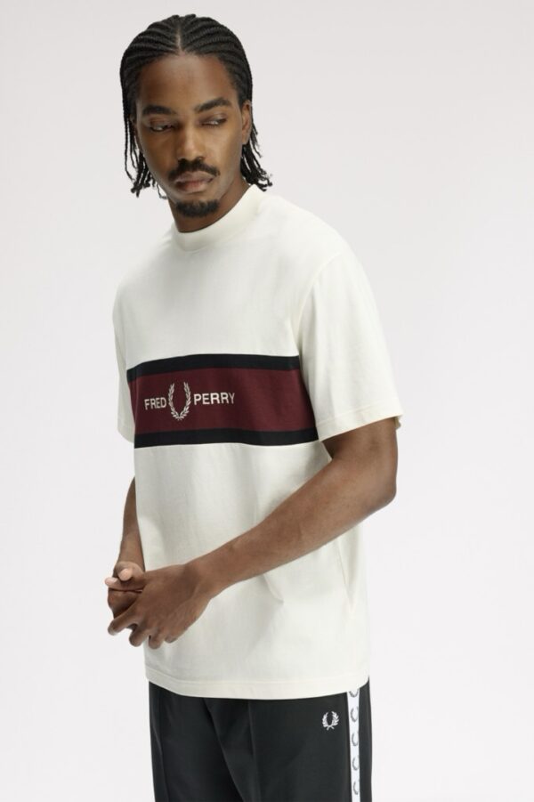 FRED PERRYCamiseta"Con panel bordado"color crudo