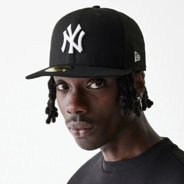 NEW ERAGorra"MLB BASIC NEYYAN BLA/WHI"color negro