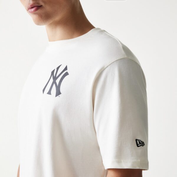 NEW ERACamiseta"MLB FOOD GRPHC REG TEE NEYMET OWHITE"color blanco