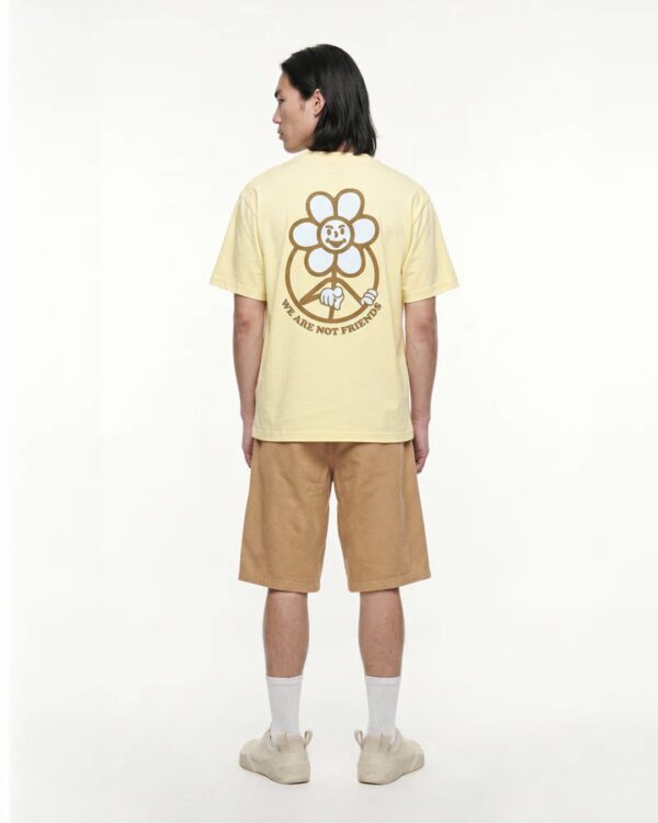 WE ARE NOT FRIENDSCamiseta"Butter Daisy T-Shirt"color amarillo