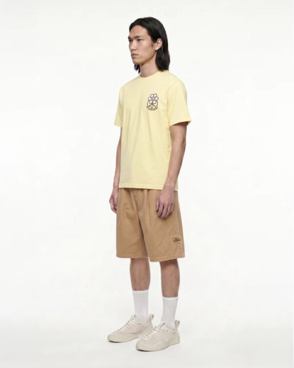 WE ARE NOT FRIENDSCamiseta"Butter Daisy T-Shirt"color amarillo