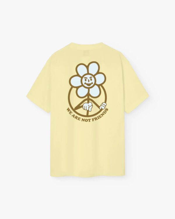 WE ARE NOT FRIENDSCamiseta"Butter Daisy T-Shirt"color amarillo