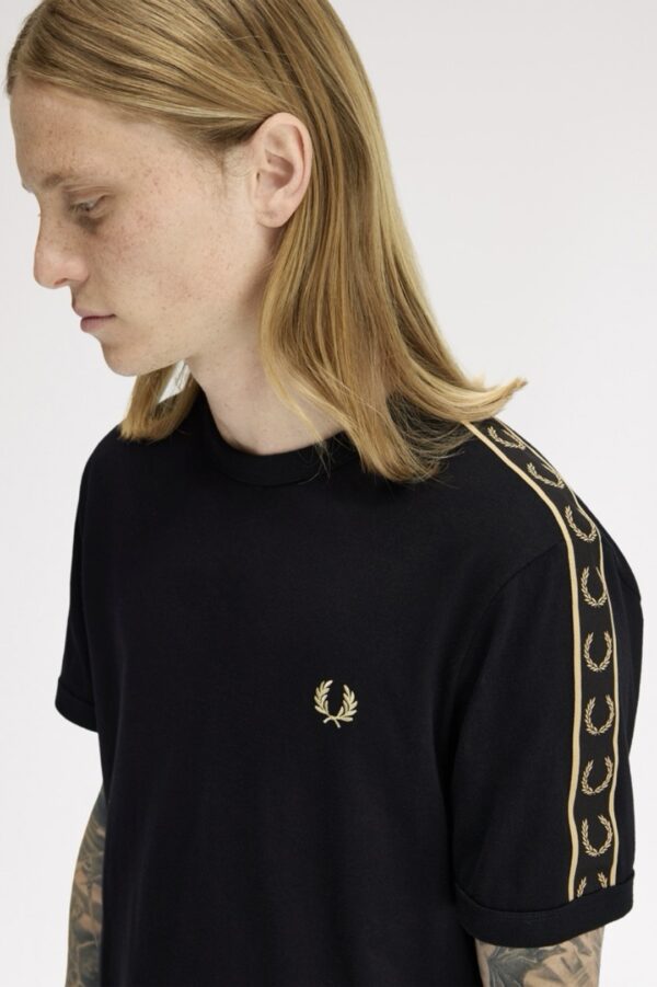 FRED PERRYCamiseta"CONTRAST TAPE RINGER T-SHIRT"color negro