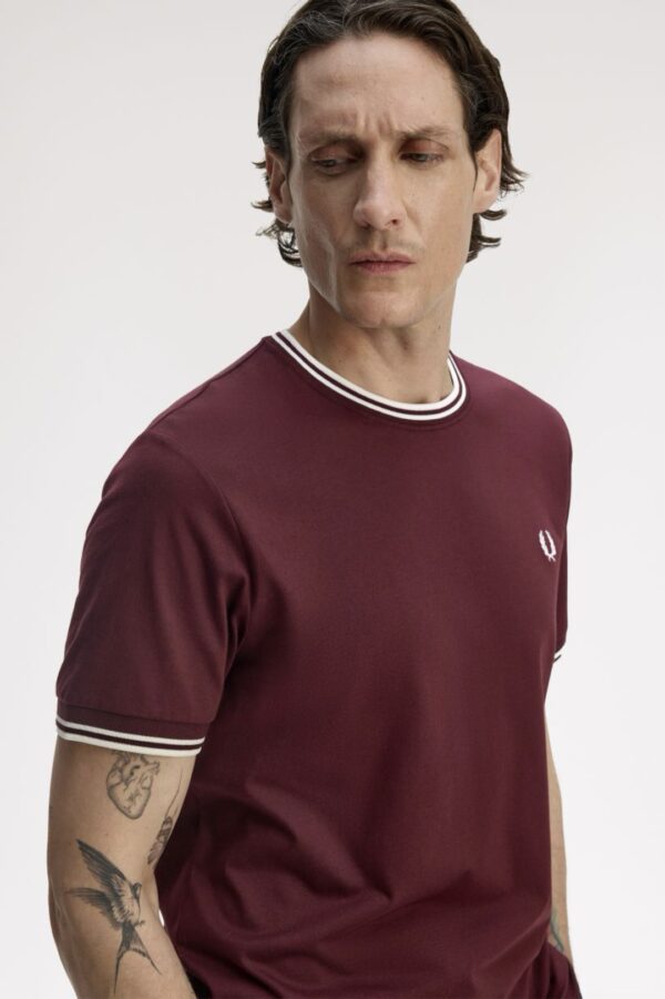 FRED PERRYCamiseta"TWIN TIPPED T-SHIRT"color burdeos