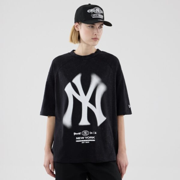 NEW ERACamiseta"MLB BOXY GRPHC TEE NEYYAN BLK"color negro