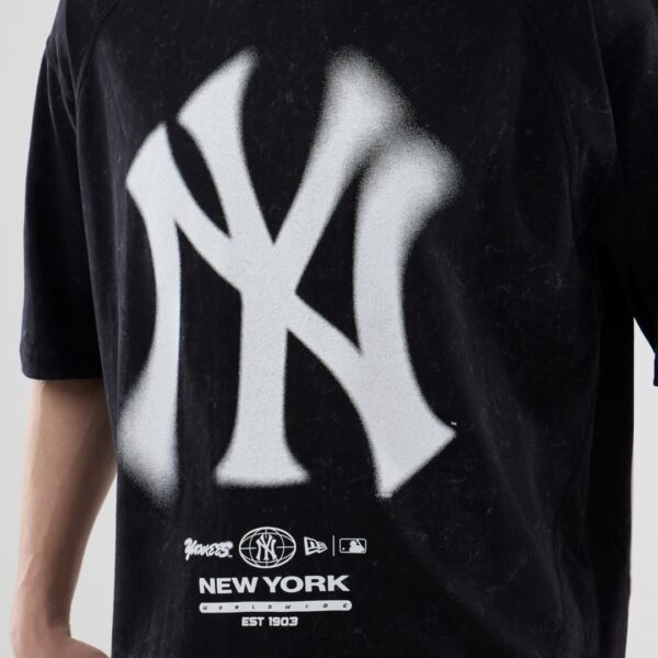 NEW ERACamiseta"MLB BOXY GRPHC TEE NEYYAN BLK"color negro