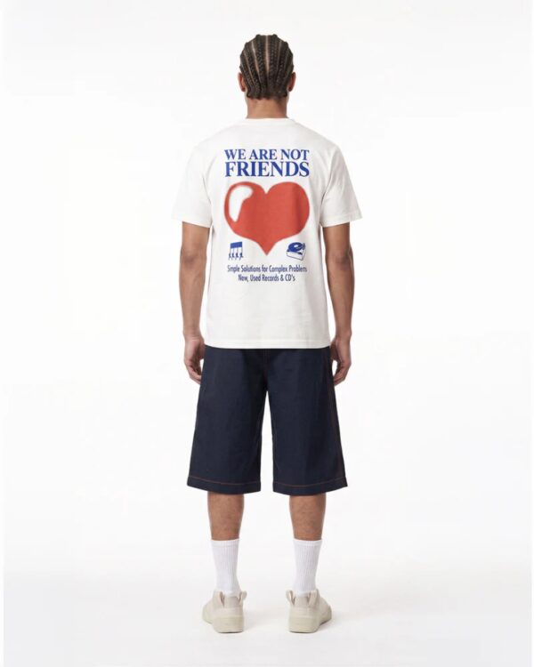 WE ARE NOT FRIENDSCamiseta"Analog Love T-Shirt"color blanco