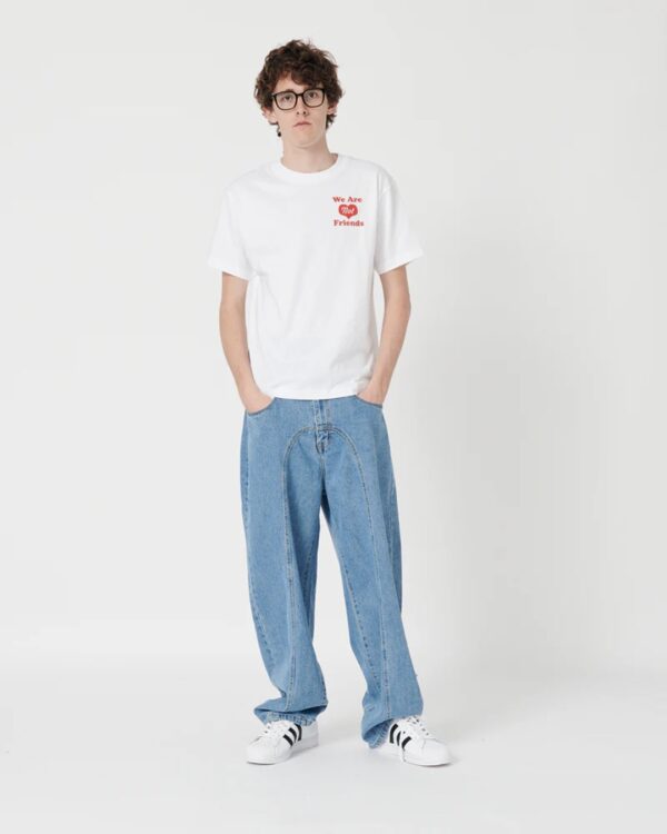 WE ARE NOT FRIENDSCamiseta"Heart House T-Shirt"color blanco