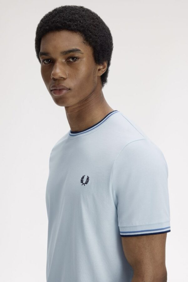 FRED PERRYCamiseta"TWIN TIPPED T-SHIRT"color celeste