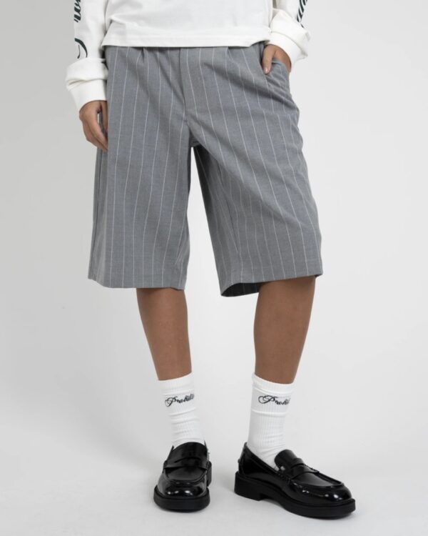 PROHIBITEDBermudas"Newport Pleated Shorts"color gris-blanco