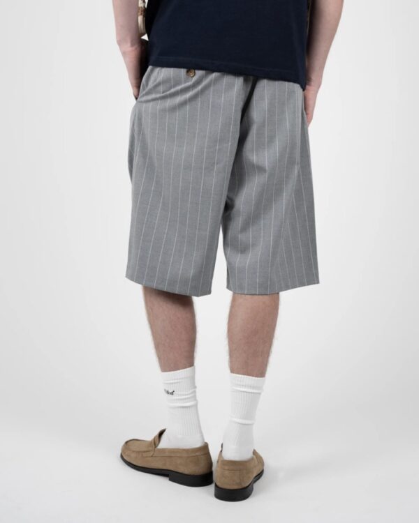 PROHIBITEDBermudas"Newport Pleated Shorts"color gris-blanco