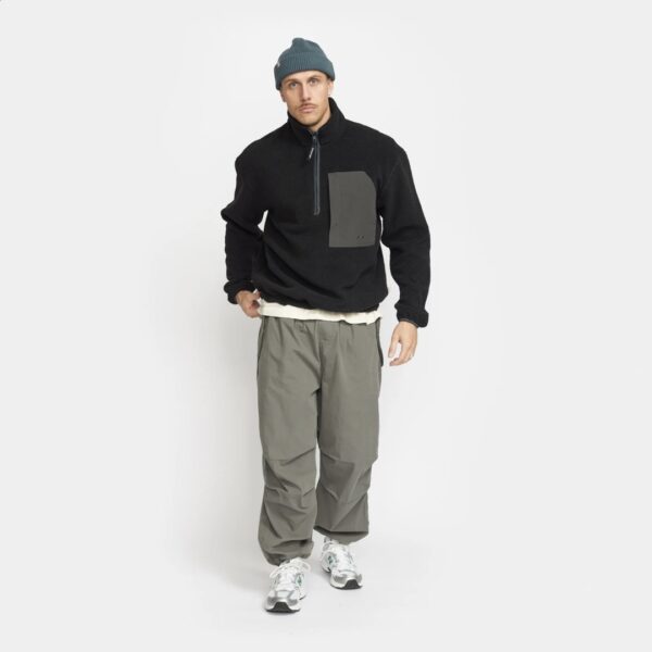 REVOLUTION Sudadera color negro