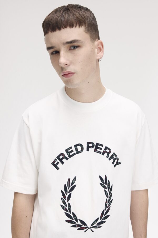 FRED PERRYCamiseta"FP TARTAN APPLIQUE T-SHIRT"color crudo