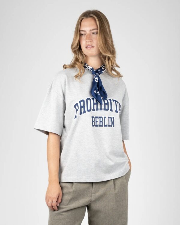 PROHIBITEDCamiseta"College Tee Grey Melange"color gris